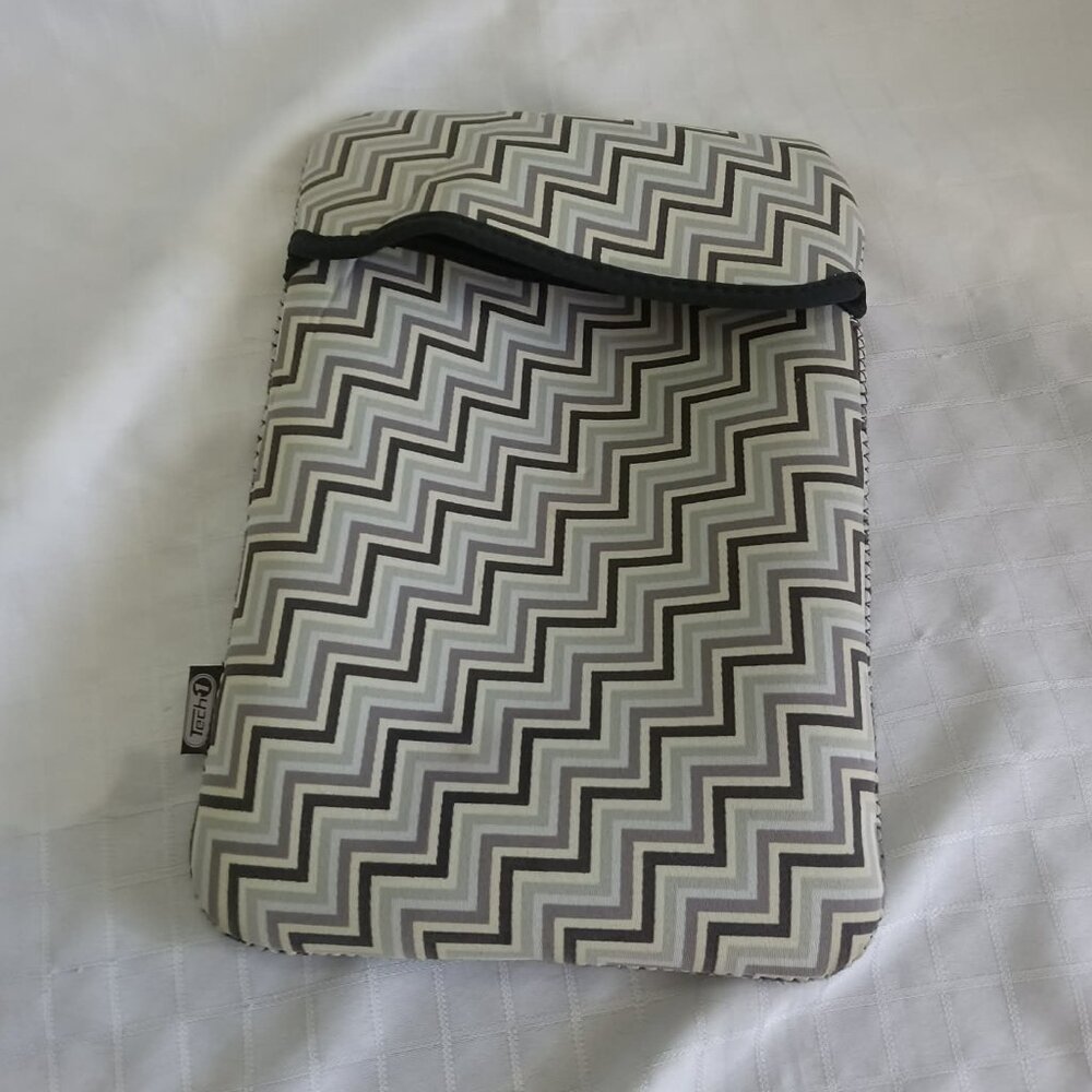 E-reader or tablet sleeve Tech-1reversible circa 2010 Dimensions shown in photos